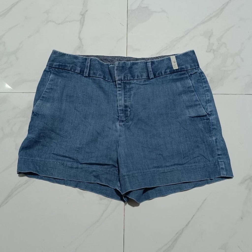 Banana Republic Light Denim Shorts (Category: Shorts) located in Naga. Submitted by forsaleitems2 (Listing ID 1470189494, Image 1). Description: 32" plus sf light denim.