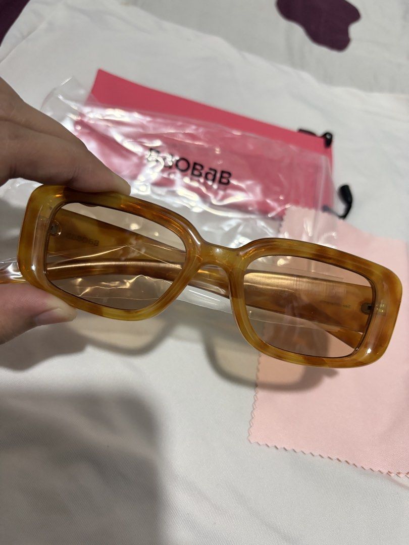 Baobab BENNETT (Category: Sunglasses & Eyewear) located in Valenzuela. Submitted by cheaper_finds (Listing ID 1470152827, Image 2). Description: - Brand: Baobab - Style: Rectangle sunglasses in honey tortoise acetate - Lenses: Gradient brown tinted - Condition: Brand new, never worn, still in original plastic - Inclusions: Pink drawstring pouch and cleaning cloth.