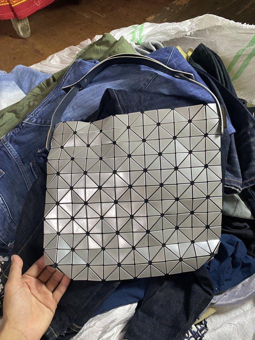 Baobao by issey miyake (Category: Shoulder Bags) located in Molave. Submitted by charlesthrifter (Listing ID 1470229193, Image 1). Description: Missing zipper no other issue.