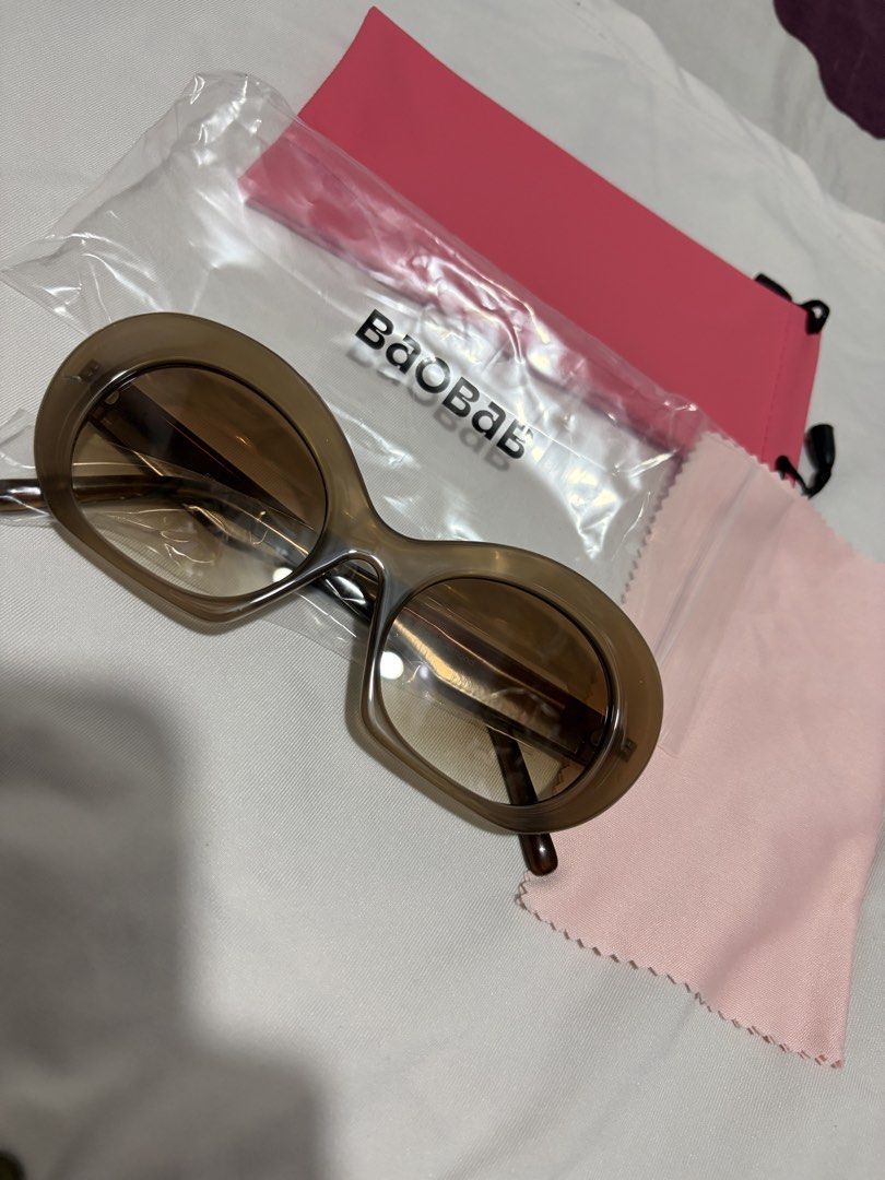 BaoBao Sunglasses Almond Brown (Category: Sunglasses & Eyewear) located in Valenzuela. Submitted by cheaper_finds (Listing ID 1470152848, Image 1). Description: - Brand: BaoBao - Style: Chunky thick frames in translucent brown Almond colorway - Lenses: Graduated brown - Condition: Brand new, never worn - Inclusions: Complete with original packaging, pink pouch, and cleaning cloth.