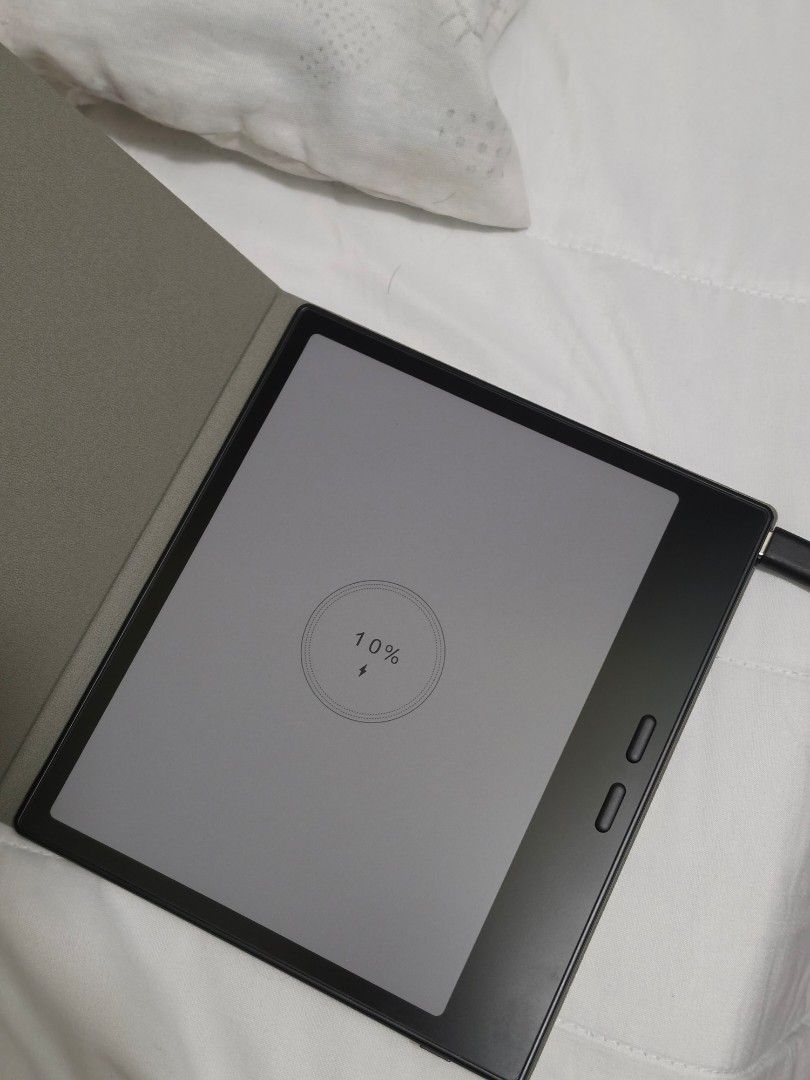 [BARELY USED] BOOX Go Color 7 E-reader with Case and Accessories (Category: E-Readers) located in Makati City. Submitted by shopkimstuff (Listing ID 1470294507, Image 2). Description: - BOOX Go Color 7 e-reader - bought: Sept 27, 2026 - barely used. mga 1 week of reading then naging busy sa work. - rfs: I want to get the Kindle basic 2026 in ube. realized na I don't really need the colored ereader. - got it for Php 21,499. - complete accessories 