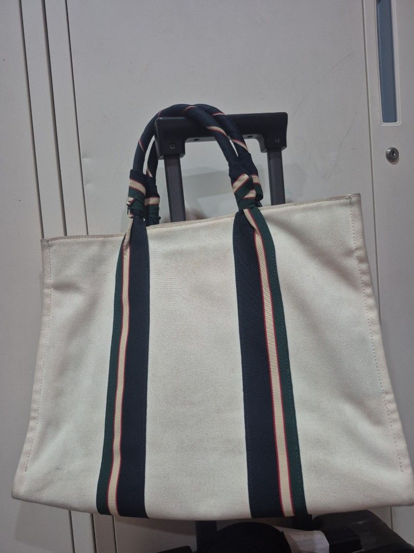Bean Pole (Category: Tote Bags) located in Iloilo. Submitted by gorgeoustatz (Listing ID 1470285426, Image 1). Description: beanpole tote bag. very sturdy nice for travel.