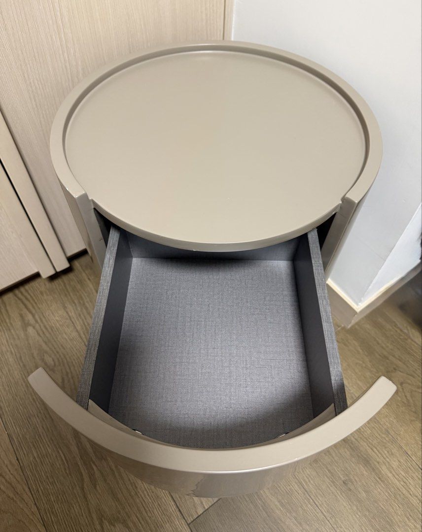 Bedside Table （分類：其他家居傢俬）位於 Hong Kong。 由 lucifer122 提交（商品編號 1470280123，圖片 3）。簡介： Modern round bedside table with sleek design. Has two drawers for storage. The top surface is round with a 40cm diameter with a protective rim to prevent items from falling off. Great for bedrooms or living rooms and the round design prevents bumping into sharp corners. Bought for $1,000. Now selling for HK$180. Can arrange pickup or delivery for a fee.。