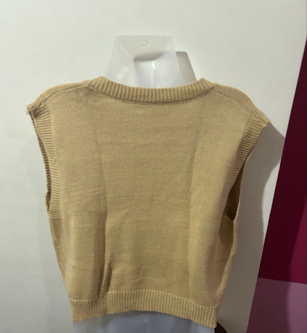 Beige V-Neck Knitted Sweater Vest (Category: Sleeveless) located in Marilao. Submitted by bamito (Listing ID 1470166886, Image 3). Description: - Color: Neutral beige / khaki - Design: Classic V-neck, sleeveless, ribbed hem - Fit: Standard cropped fit.