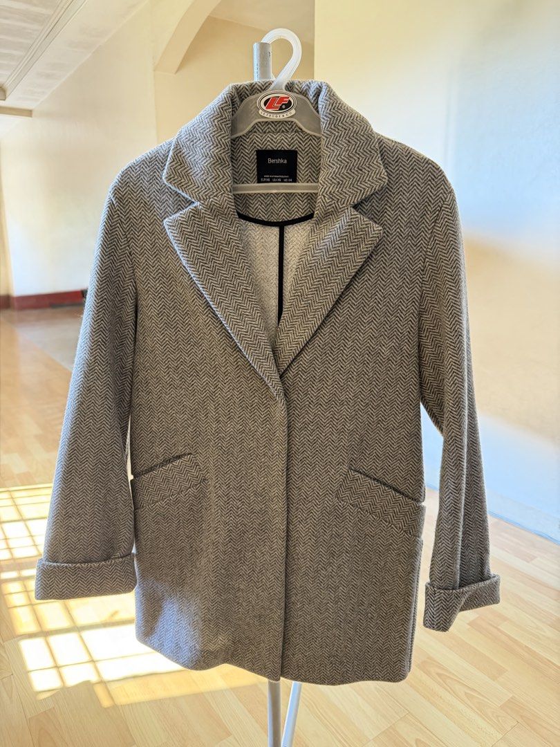 Bershka Grey Herringbone Coat Size XS (Category: Coats, Jackets and Outerwear) located in San Fernando. Submitted by lovepreloved13 (Listing ID 1470208978, Image 1). Description: - Brand: Bershka - Size: XS - Color/Pattern: Grey and white herringbone - Features: Classic lapel collar, front button closure, side pockets, folded cuffs on long sleeves - Origin: Made in Myanmar - Condition: Clean fabric and stitching throughout.