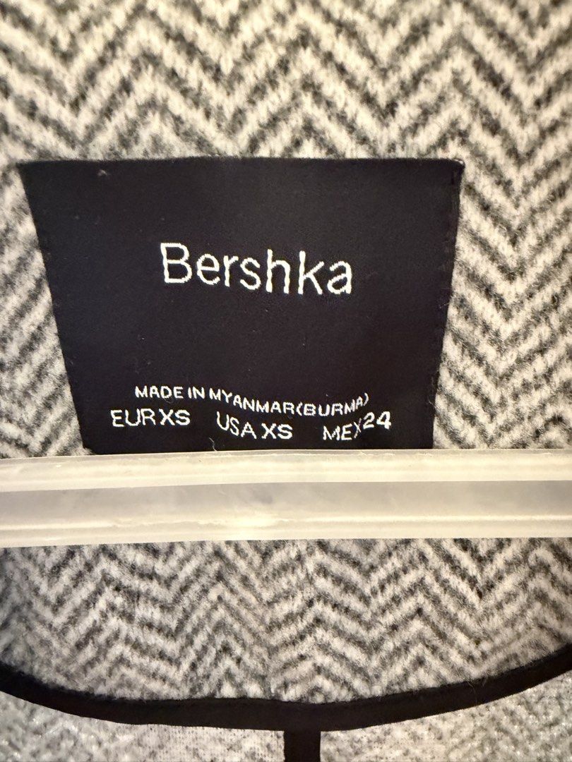 Bershka Grey Herringbone Coat Size XS (Category: Coats, Jackets and Outerwear) located in San Fernando. Submitted by lovepreloved13 (Listing ID 1470208978, Image 3). Description: - Brand: Bershka - Size: XS - Color/Pattern: Grey and white herringbone - Features: Classic lapel collar, front button closure, side pockets, folded cuffs on long sleeves - Origin: Made in Myanmar - Condition: Clean fabric and stitching throughout.