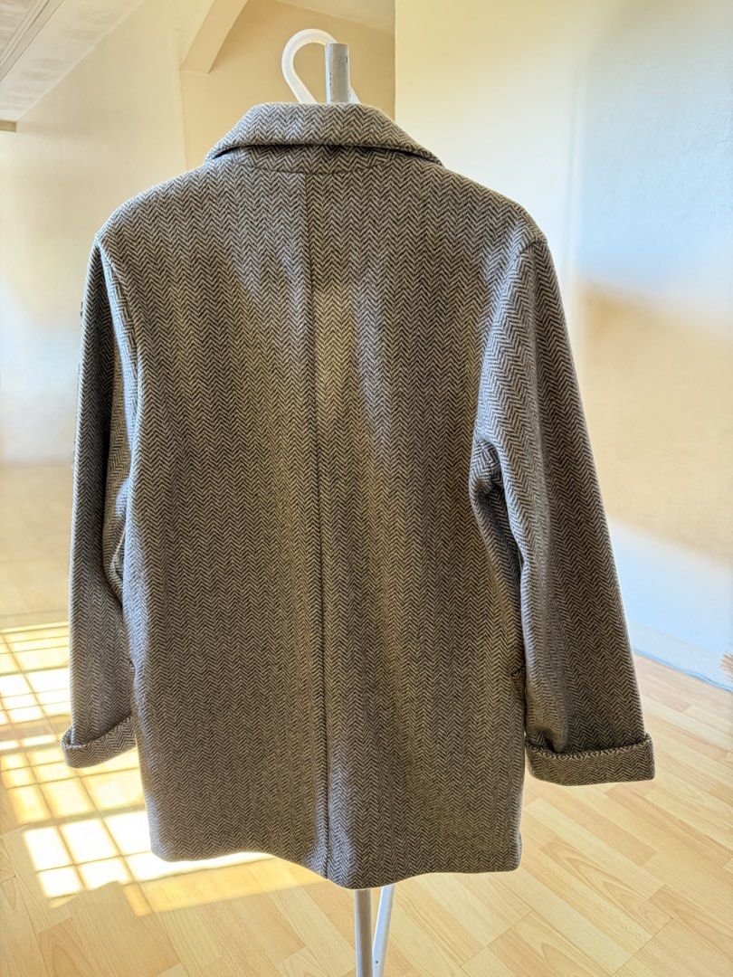 Bershka Grey Herringbone Coat Size XS (Category: Coats, Jackets and Outerwear) located in San Fernando. Submitted by lovepreloved13 (Listing ID 1470208978, Image 2). Description: - Brand: Bershka - Size: XS - Color/Pattern: Grey and white herringbone - Features: Classic lapel collar, front button closure, side pockets, folded cuffs on long sleeves - Origin: Made in Myanmar - Condition: Clean fabric and stitching throughout.