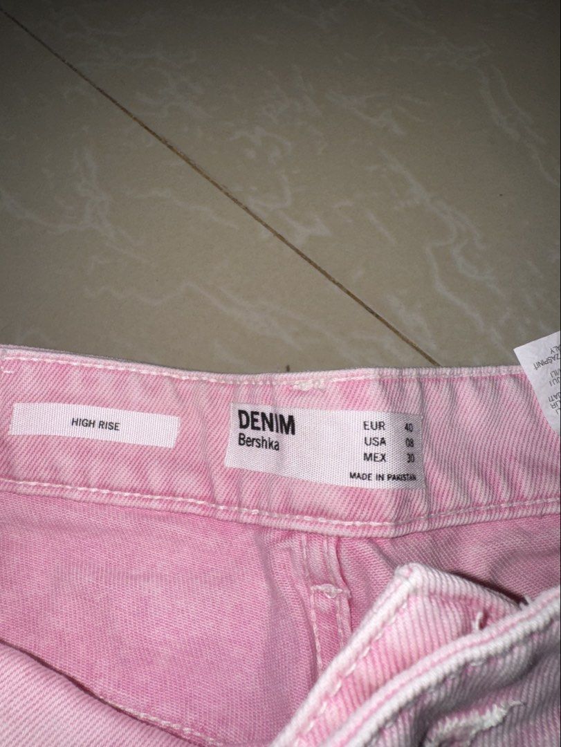 Bershka shorts (Category: Shorts) located in Davao. Submitted by twogirlsapparel (Listing ID 1470303110, Image 2). Description: .