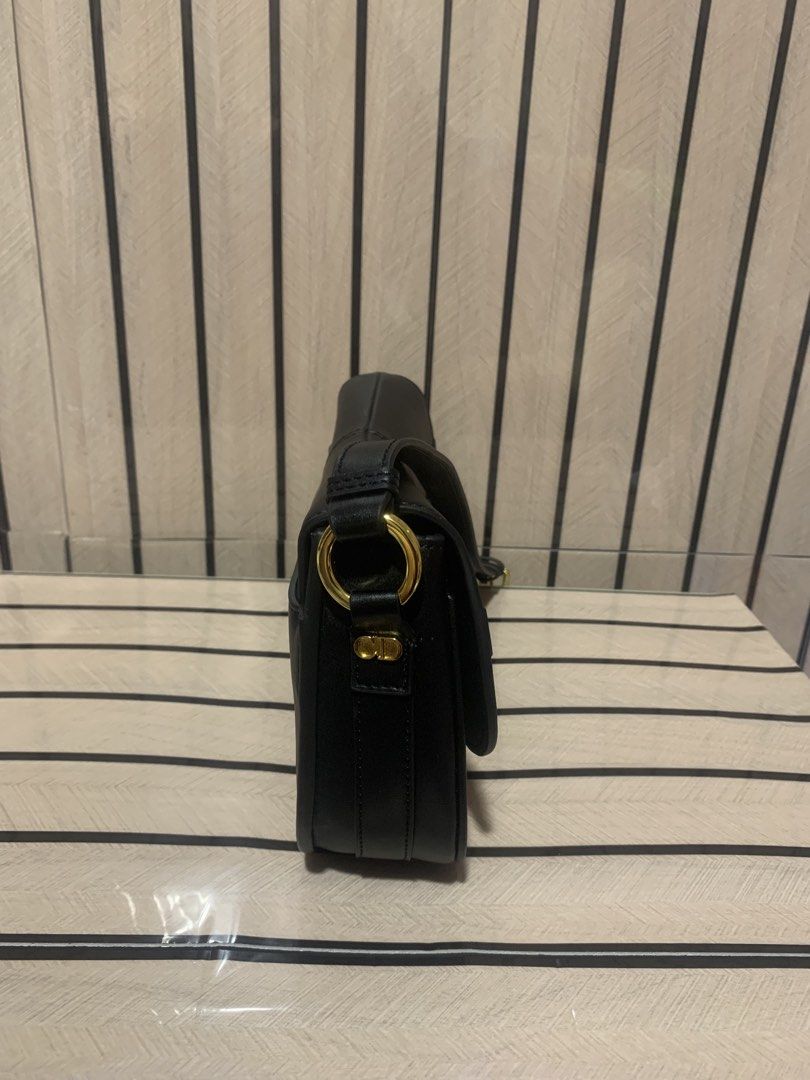 Besace (Category: Cross-body Bags) located in San Fernando. Submitted by preluxuria_online_shop (Listing ID 1470279812, Image 3). Description: .