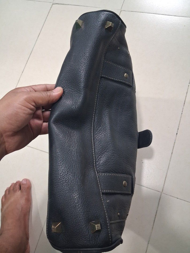 Betsey johnson hand bag (Category: Announcements) located in Manila. Submitted by carlitoboh66625 (Listing ID 1470169303, Image 3). Description: betsey johnson leather material excellent condition all details declare 16x16 price 1000.