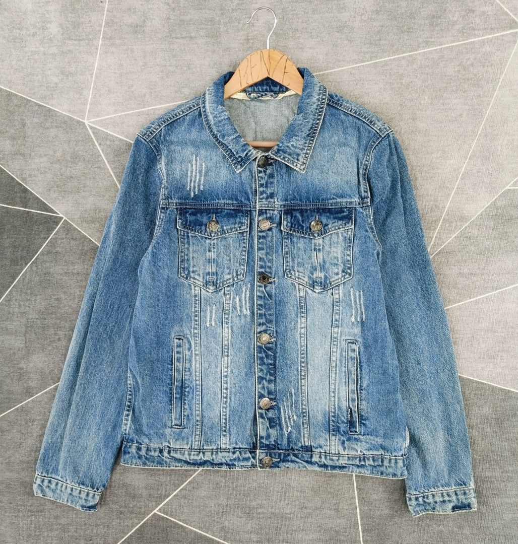 Big Train Distressed Denim Jacket (Authentic) (Category: Coats, Jackets and Outerwear) located in Cebu City. Submitted by renzecamingay (Listing ID 1470238072, Image 1). Description: Big Train Distressed Denim Jacket Excellent Condition Large on Tag Width 20 Length 25.5 1500 Plus ship Only Thank you and GOD bless ☺️.