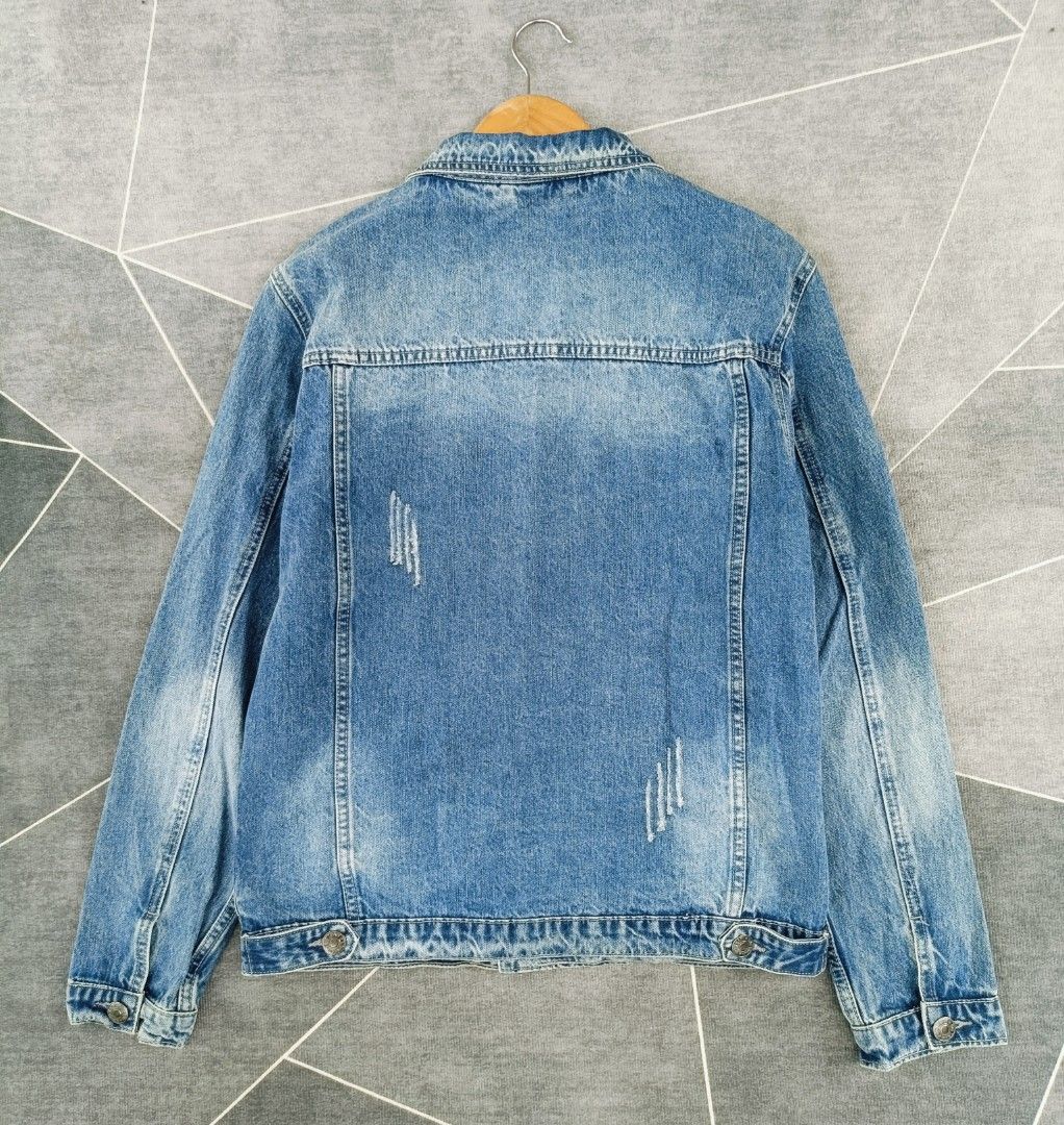 Big Train Distressed Denim Jacket (Authentic) (Category: Coats, Jackets and Outerwear) located in Cebu City. Submitted by renzecamingay (Listing ID 1470238072, Image 2). Description: Big Train Distressed Denim Jacket Excellent Condition Large on Tag Width 20 Length 25.5 1500 Plus ship Only Thank you and GOD bless ☺️.
