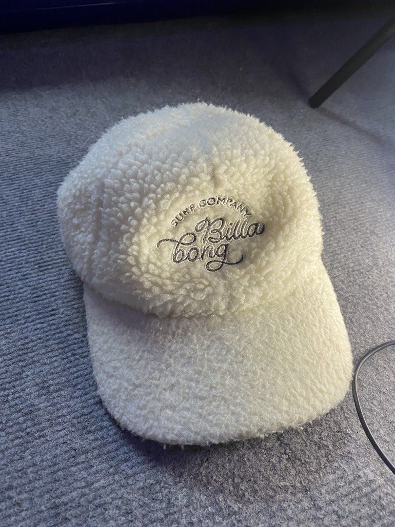 Billabong Sherpa Fleece Cap White (Category: Caps & Hats) located in Maria Aurora. Submitted by mightypenguin.f7ca53 (Listing ID 1470147114, Image 1). Description: - Brand: Billabong - Style/Model: BC016950 - Color: Off-white - Material: 100% polyester sherpa fleece - Design: Embroidered surf company script logo on front crown - Fit: Adjustable back strap with plastic buckle closure and small logo tag - Condition: Brand new with tags.