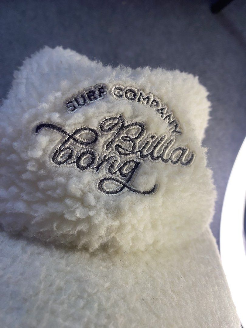 Billabong Sherpa Fleece Cap White (Category: Caps & Hats) located in Maria Aurora. Submitted by mightypenguin.f7ca53 (Listing ID 1470147114, Image 2). Description: - Brand: Billabong - Style/Model: BC016950 - Color: Off-white - Material: 100% polyester sherpa fleece - Design: Embroidered surf company script logo on front crown - Fit: Adjustable back strap with plastic buckle closure and small logo tag - Condition: Brand new with tags.