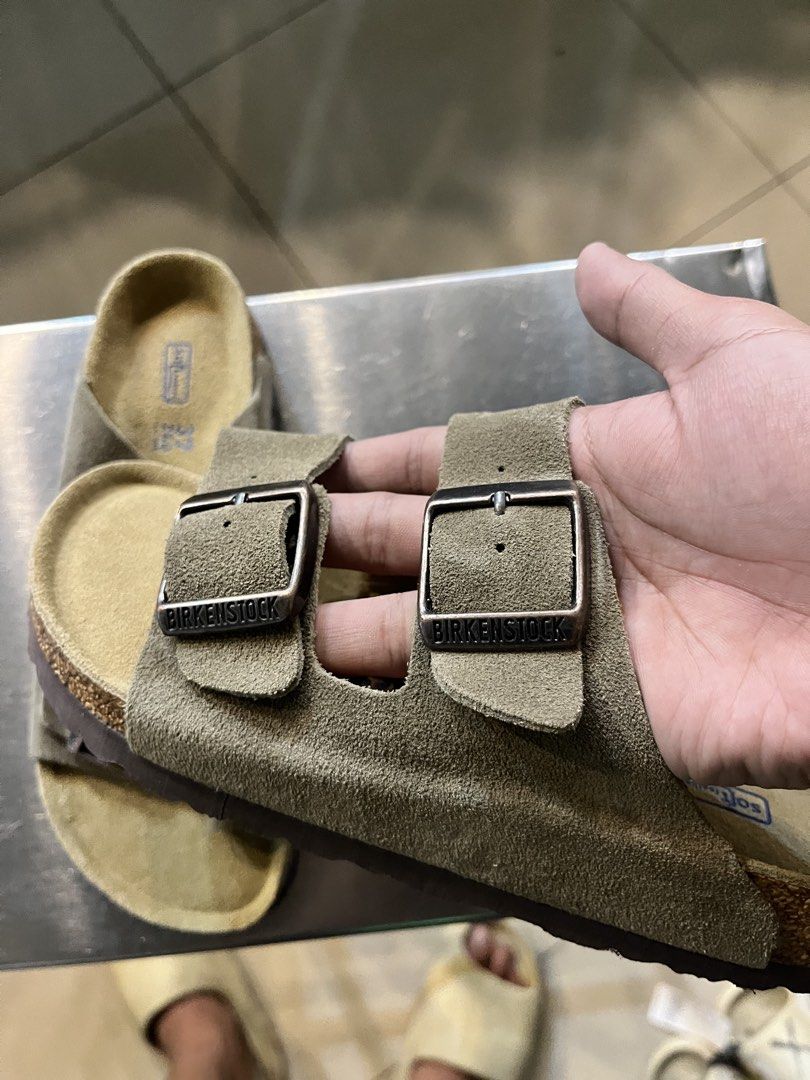 Birkenstock Arizona Suede (Category: Slippers and slides) located in Iloilo. Submitted by yorxi_123 (Listing ID 1470316165, Image 2). Description: Size 37 Women Narrow Fit No flaws Color: Taupe Thyme.