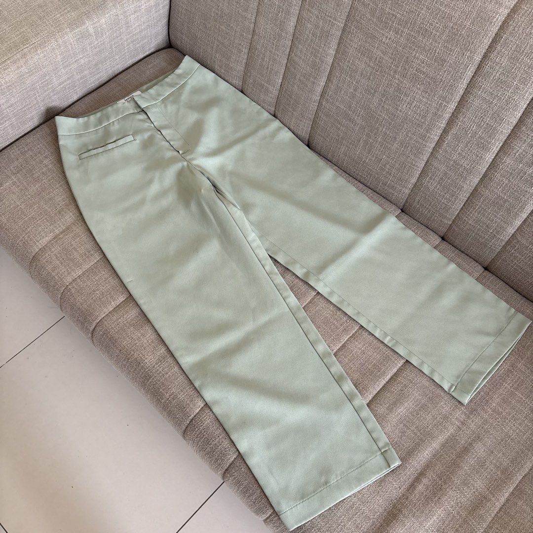 BKK LEALEA STUDIO PANTS (Category: Jeans) located in Pasig City. Submitted by _jinwifeu_ (Listing ID 1470219510, Image 1). Description: 📏 fits size 27-28 length 38 📍 ortigas, pasig 💸 maribank,bdo, gcash, maya 🚚 same day delivery (lalamove, grab etc).