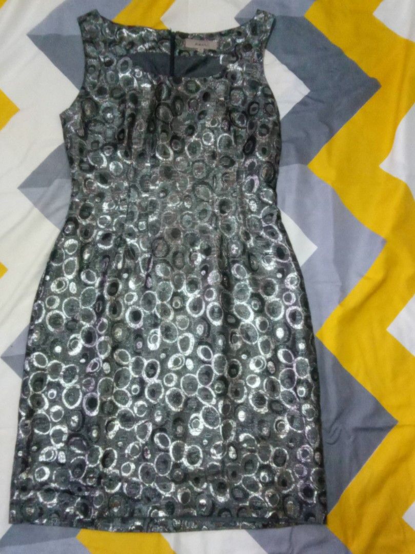 Black & Silver Patterned Sleeveless Mini Dress 🖤 (Category: Dresses) located in Manila. Submitted by fabelz (Listing ID 1470152309, Image 1). Description: Ken Black & Silver Patterned Sleeveless Dress 🖤✨ 💰 Price: ₱300 (negotiable) • Brand: Kew • Size: Medium to Large (M–L) • Color: Black and silver • Style: Sleeveless patterned dress • Condition: Brand new, never worn ✨ Features a unique circular pattern with a subtle shimmer, perfect for part
