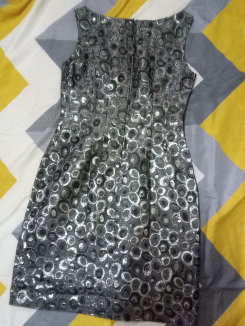 Black & Silver Patterned Sleeveless Mini Dress 🖤 (Category: Dresses) located in Manila. Submitted by fabelz (Listing ID 1470152309, Image 2). Description: Ken Black & Silver Patterned Sleeveless Dress 🖤✨ 💰 Price: ₱300 (negotiable) • Brand: Kew • Size: Medium to Large (M–L) • Color: Black and silver • Style: Sleeveless patterned dress • Condition: Brand new, never worn ✨ Features a unique circular pattern with a subtle shimmer, perfect for part