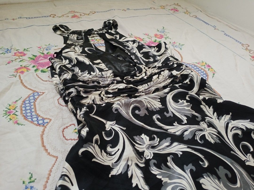 black and white pattern halter neck dress/top (Category: Dresses) located in Binan City. Submitted by shayclothies_ (Listing ID 1470266432, Image 2). Description: 🍄 xxs - s 🍄 no flaws/issues 🍄 seller's fave ~ 🍄 I SWEAR IT'S SO CHICCC !.
