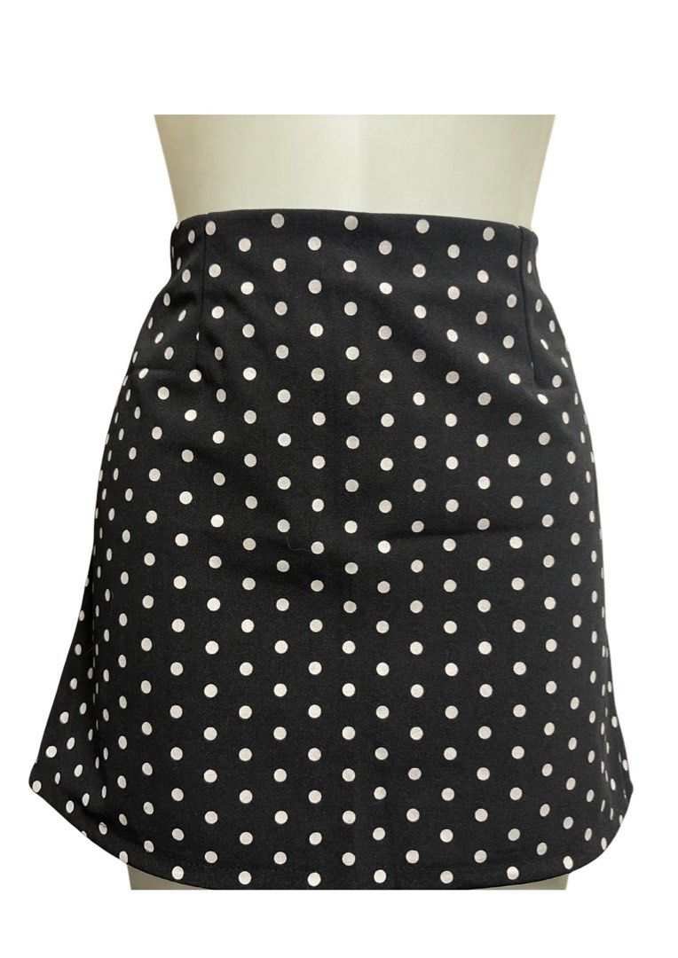 Black and White Polka Dot Skort (Category: Skirts) located in Caloocan City. Submitted by shibowhii (Listing ID 1470233953, Image 1). Description: used onceeee.
