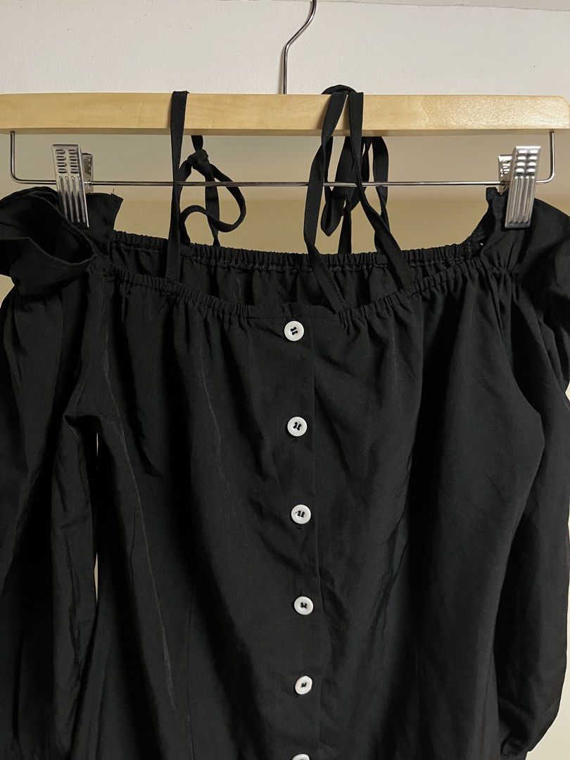 Black Cold Shoulder Mid-length Dress (Category: Dresses) located in Quezon City. Submitted by gwynj (Listing ID 1470264183, Image 2). Description: No visible tears, no label. Size: M-L RFS: No longer my size, not in use Delivery: NCR, use delivery apps only, can be discussed You can ask for more pictures. Price is negotiable. .