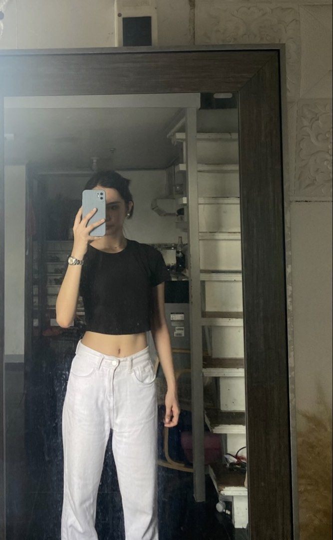 Black Fitted Crop Top (Category: Shirts) located in Manila. Submitted by plsbuymyclotheshehe (Listing ID 1470267845, Image 1). Description: - Color: Solid black and - Style: Fitted short sleeve crop top with crew neckline - Material: Soft, stretchy cotton.