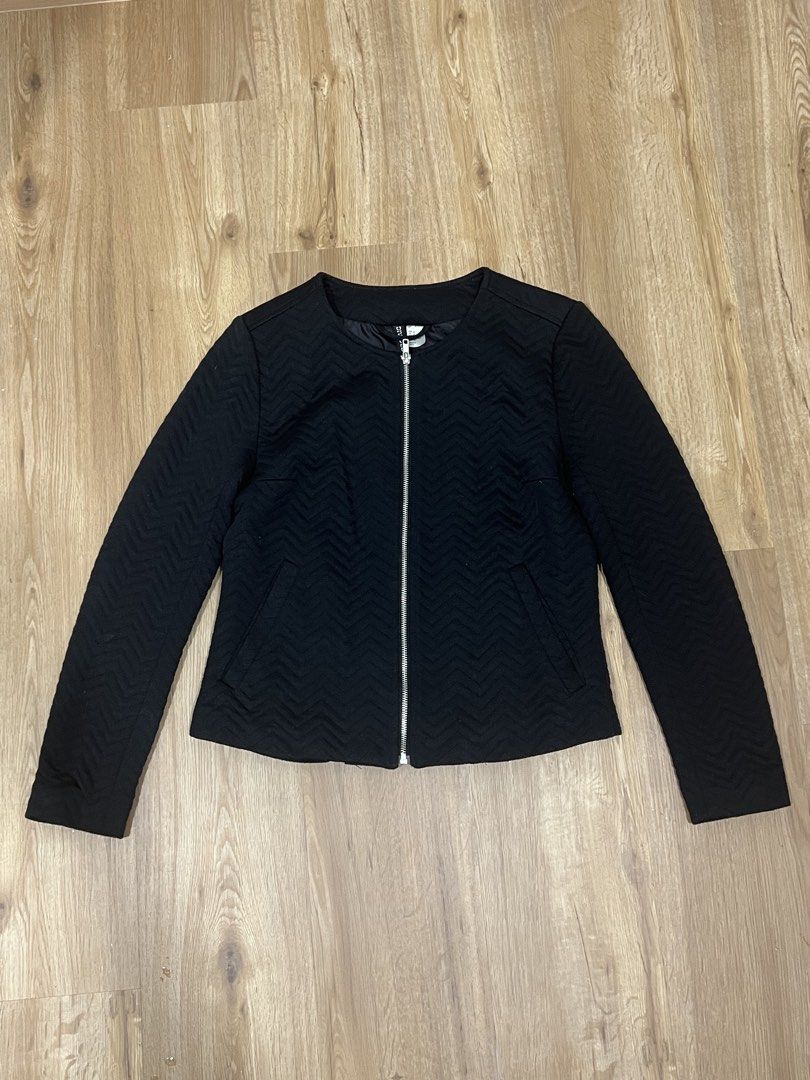 Black Jacket (Category: Coats, Jackets and Outerwear) located in Seremban. Submitted by ellysmn (Listing ID 1470313337, Image 1). Description: Fits M-L Used few times only.