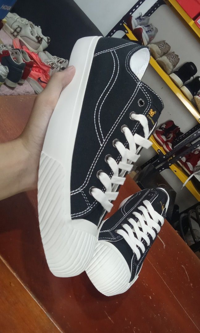 Black Keef Lee Sneaker (Category: Casual Shoes) located in Cainta. Submitted by wichaelthriftstall (Listing ID 1470311641, Image 2). Description: size 9.5 euro 44 location Cainta Rizal (Sto.Domingo) payment first before equipped rules. for meet up only dito lang po: Uncle John's Riverside Ortigas Extension near SM East Ortigas. mode of payment - gcash,maya, maribank,gotyme and more. mode of shipping - j&t,lalamove,joyride,grab,angkas padala, jrs,