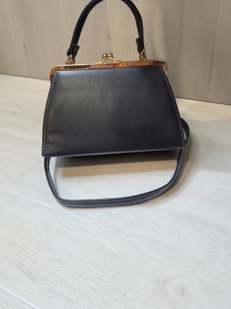 BLACK LEATHER KISSLOCK 2WAY SATCHEL (Category: Cross-body Bags) located in Las Pinas. Submitted by annachiaonair2037 (Listing ID 1470240836, Image 2). Description: BLACK LEATHER KISSLOCK 2WAY SATCHEL FROM JAPAN INNER LEATHER LINING NORMAL SIGN OF USAGE H 5.5" L 9" W 4".