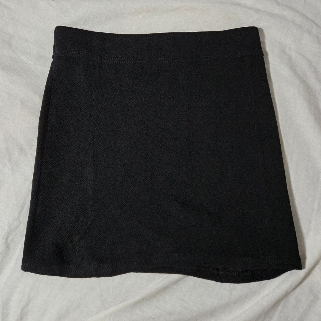 thrifted black mini skirt (Category: Skirts) located in Mandaluyong City. Submitted by raekartz (Listing ID 1470302497, Image 2). Description: - love this skirt sm kaso don't have any tops to partner this with and i don't know how to style this 😅 - no inner shorts size: s (w - 25 in, l - 14 in) condition: thrifted + like new issue (?): unsure if intentional but hem of the skirt isn't straight (see pics) rfs: need funds dm for inquiries! mop: gca