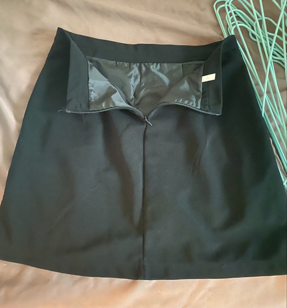 Black Mini Skort with Front Slits and Zipper (Category: Skirts) located in Makati City. Submitted by declutter_saleeeee (Listing ID 1470247853, Image 1). Description: Rfs: not my size.