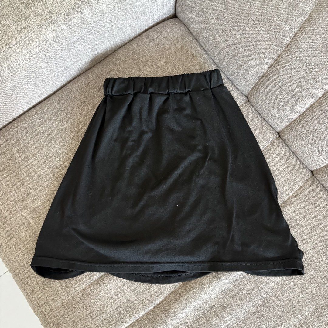 BLACK RUFFLE SKIRT (Category: Skirts) located in Pasig City. Submitted by _jinwifeu_ (Listing ID 1470216837, Image 3). Description: 📏 fits sizes 27-28 length 13 📍 ortigas, pasig 💸 maribank,bdo, gcash, maya 🚚 same day delivery (lalamove,grab etc).