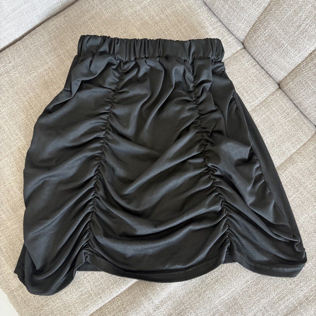 BLACK RUFFLE SKIRT (Category: Skirts) located in Pasig City. Submitted by _jinwifeu_ (Listing ID 1470216837, Image 2). Description: 📏 fits sizes 27-28 length 13 📍 ortigas, pasig 💸 maribank,bdo, gcash, maya 🚚 same day delivery (lalamove,grab etc).