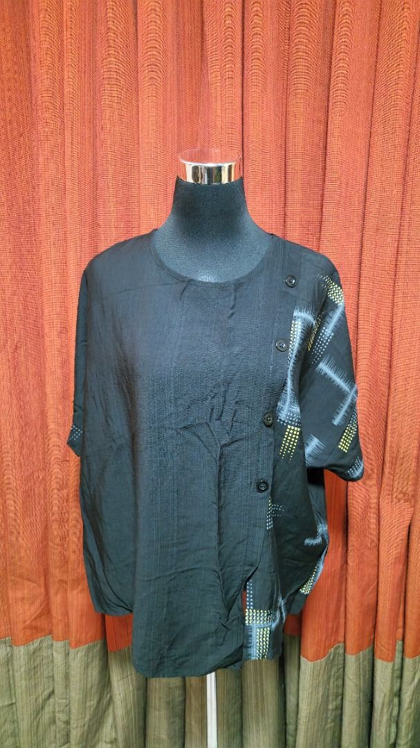 Black Short Sleeve Asymmetrical Button Top with Pattern Accent (Category: Blouses) located in Caloocan City. Submitted by mocs.stash (Listing ID 1470194237, Image 2). Description: Black Short Sleeve Asymmetrical Button Top with Pattern Accent Selling for ₱100 Size: XL Condition: Preloved in great condition Price: ₱100 Shipping & Location Details: Location: Caloocan Shipping Fee: Paid by buyer Couriers: Grab Express, Lalamove, GoGo Xpress (GGX), o