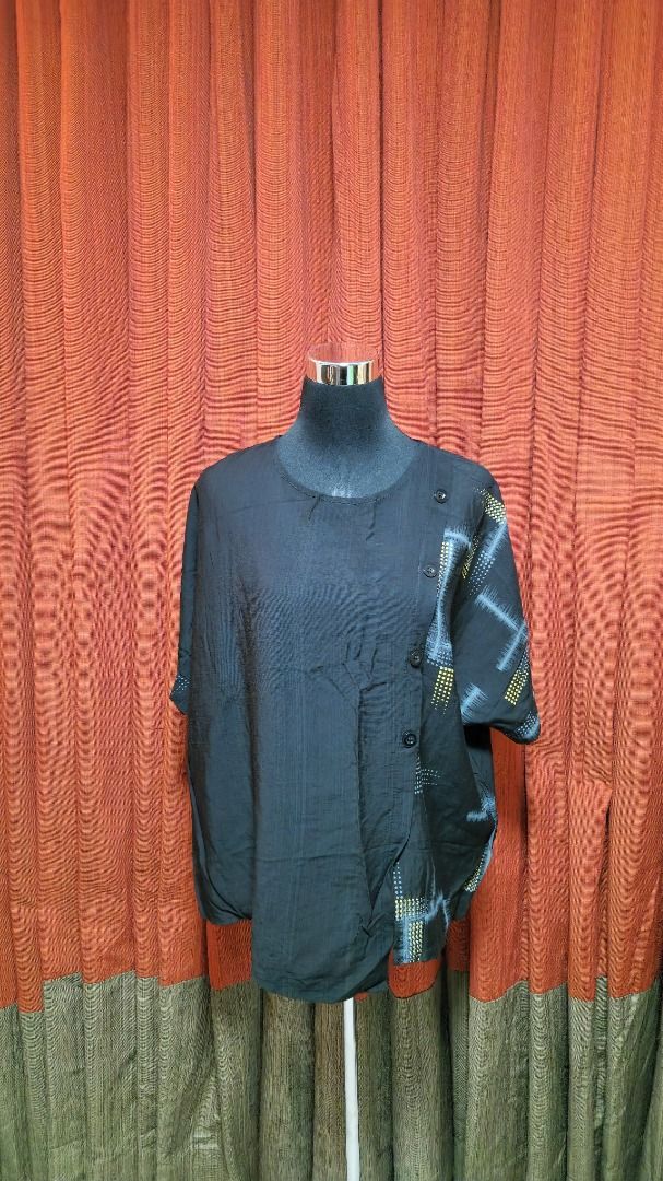 Black Short Sleeve Asymmetrical Button Top with Pattern Accent (Category: Blouses) located in Caloocan City. Submitted by mocs.stash (Listing ID 1470194237, Image 1). Description: Black Short Sleeve Asymmetrical Button Top with Pattern Accent Selling for ₱100 Size: XL Condition: Preloved in great condition Price: ₱100 Shipping & Location Details: Location: Caloocan Shipping Fee: Paid by buyer Couriers: Grab Express, Lalamove, GoGo Xpress (GGX), o