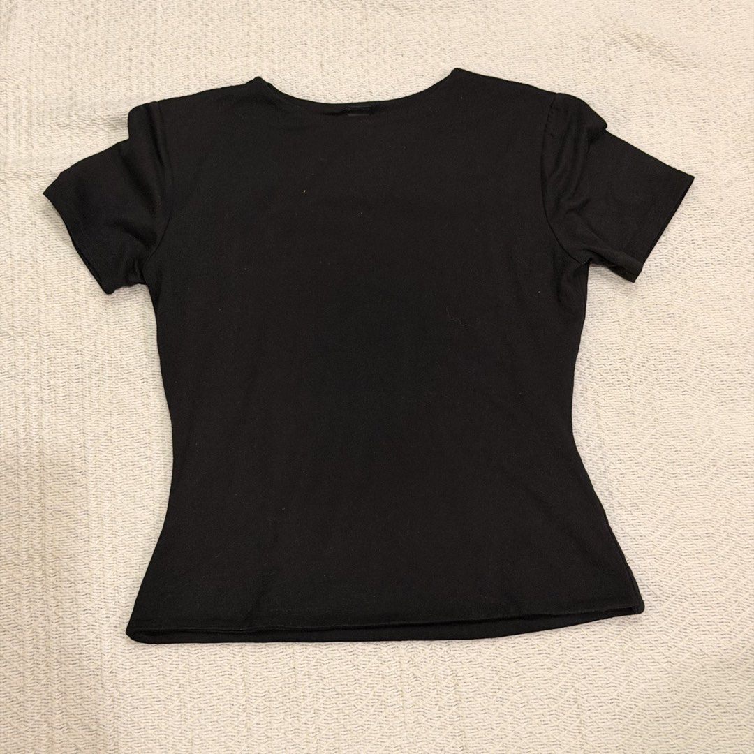 Black short sleeve top fitted basic tee (Category: Shirts) located in Makati City. Submitted by banshee1411 (Listing ID 1470250290, Image 1). Description: Short sleeve basic top with scoop neckline and fitted silhouette stretchy fabric, body con.
