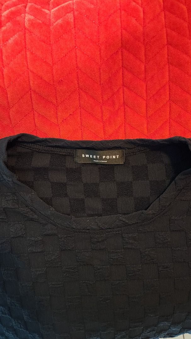 Black Textured Short Sleeve Top with Layered Hem Accent (Category: Blouses) located in Caloocan City. Submitted by mocs.stash (Listing ID 1470191402, Image 2). Description: Black Textured Short Sleeve Top with Layered Hem Accent Selling for ₱100 Condition: Preloved in great condition Price: ₱100 Shipping & Location Details: Location: Caloocan Shipping Fee: Paid by buyer Couriers: Grab Express, Lalamove, GoGo Xpress (GGX), or LBC Send a direct mes