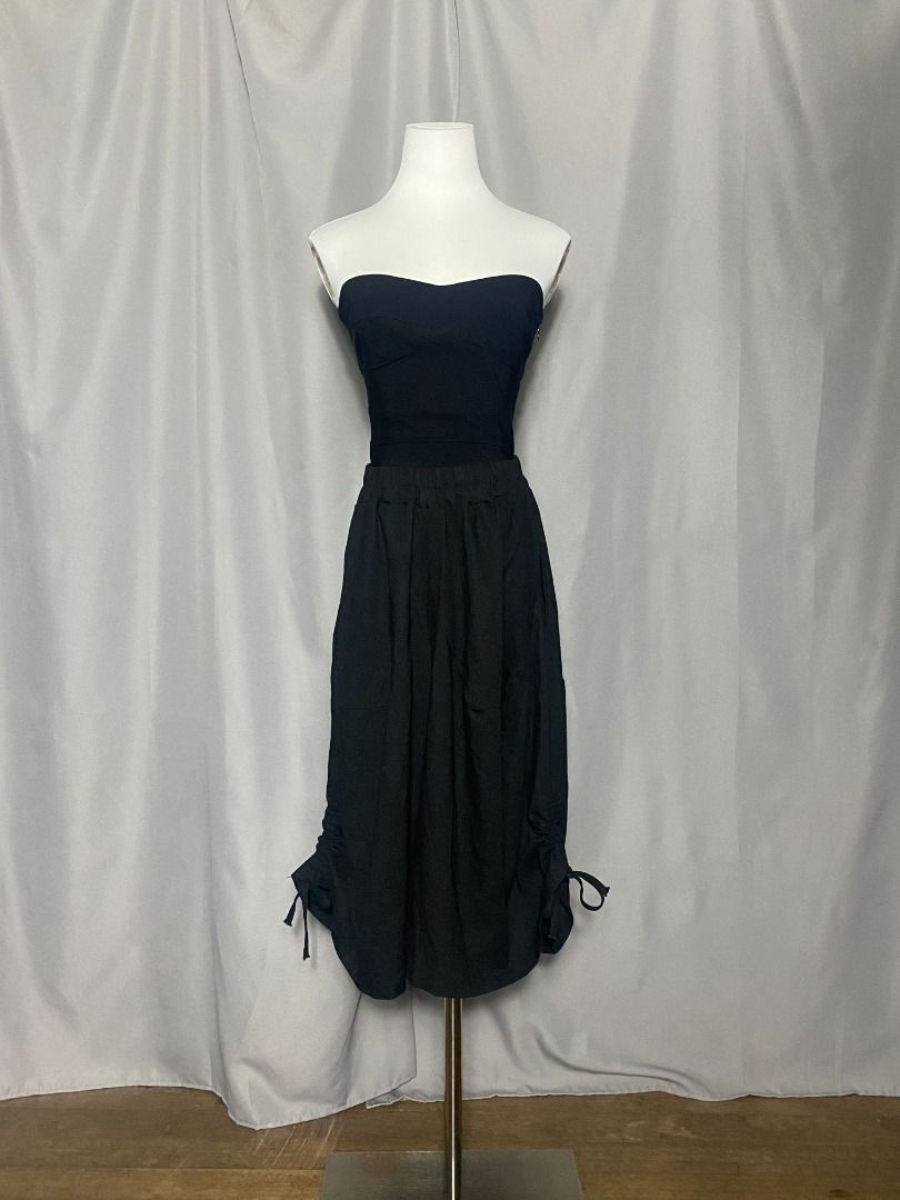 Black wide leg pull string sides long short (Category: Shorts) located in Las Pinas. Submitted by ipickyou (Listing ID 1470291029, Image 2). Description: Unwashed Condition: 10/10 𝗠𝗲𝗮𝘀𝘂𝗿𝗲𝗺𝗲𝗻𝘁𝘀 𝘄𝗵𝗲𝗻 𝗹𝗮𝗶𝗱 𝗳𝗹𝗮𝘁: -Waist: 12-19” -Length: 27” .