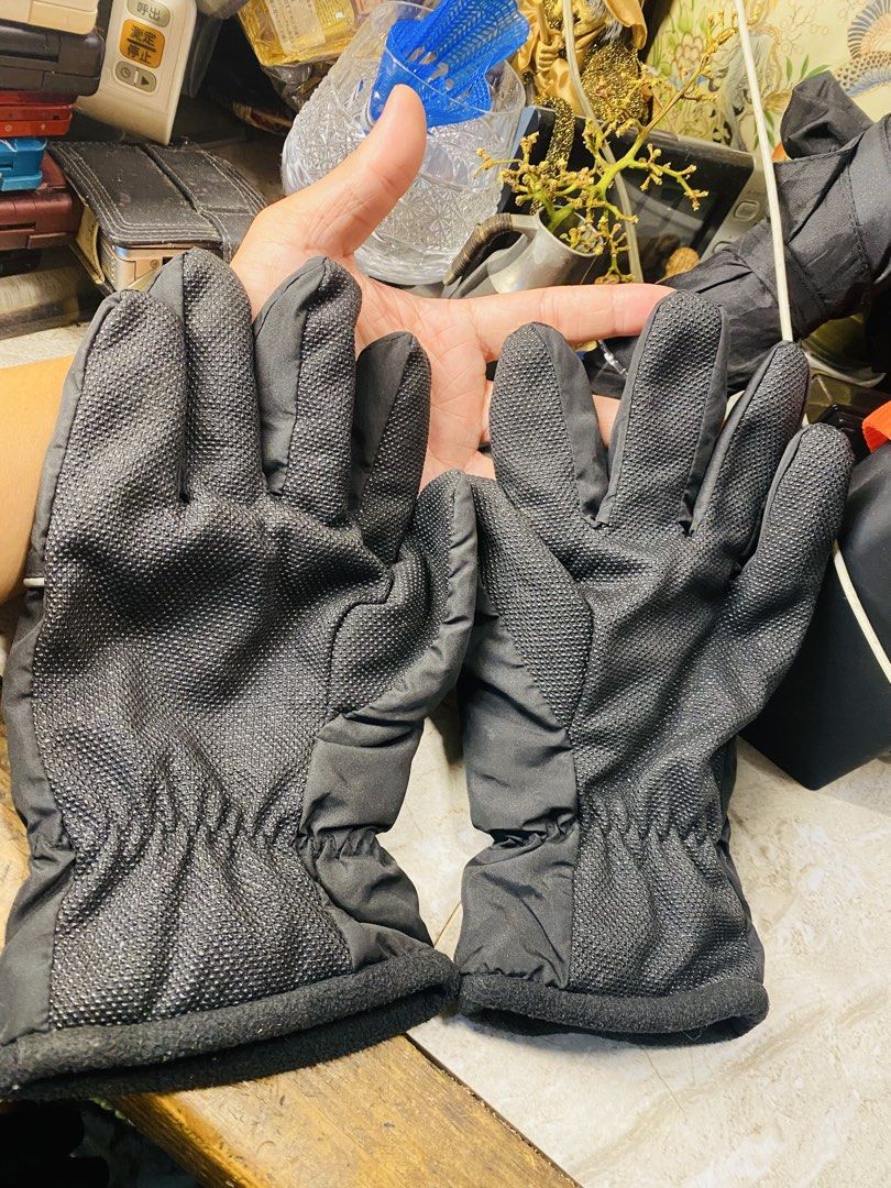 Black winter snow gloves with textured grip palms (Category: Gloves) located in Bacolod City. Submitted by jeffreyhue19895 (Listing ID 1470180022, Image 2). Description: - Color: Black - Palm & Fingers: Textured rubber grip pattern - Wrists: Elasticated to block out cold air - Cuffs: Soft fleece trim - Details: Reflective piping on the back of hands - Best for: Cold weather, skiing, and daily commuting - Condition: Clean overall.