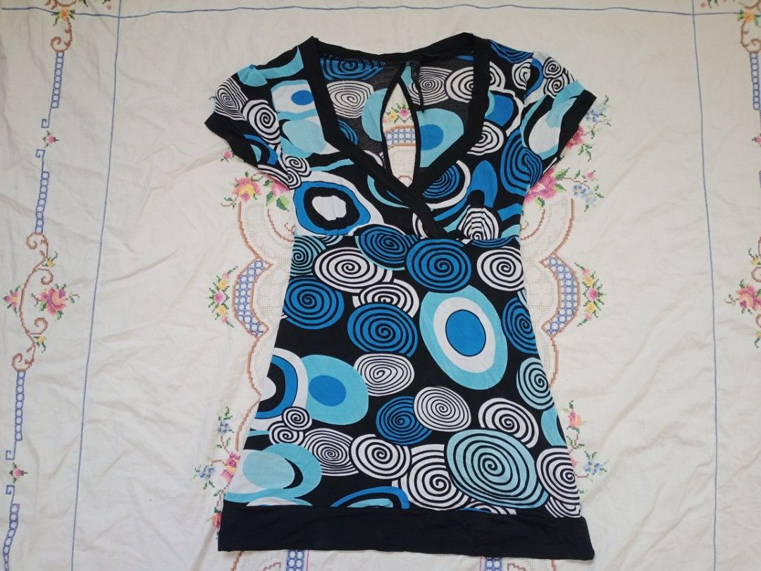 blue and black spiral pattern v neck self tie top (Category: Blouses) located in Binan City. Submitted by shayclothies_ (Listing ID 1470281003, Image 1). Description: 🍄 xxs-m 🍄 no issues/flaws 🍄 strechable (IT'S SO PRETTY AND I FREAKING LOVE ITTTT) 🍄 seller's fave ~ 🍄 fitted and hard to let goooo 😞😞 .