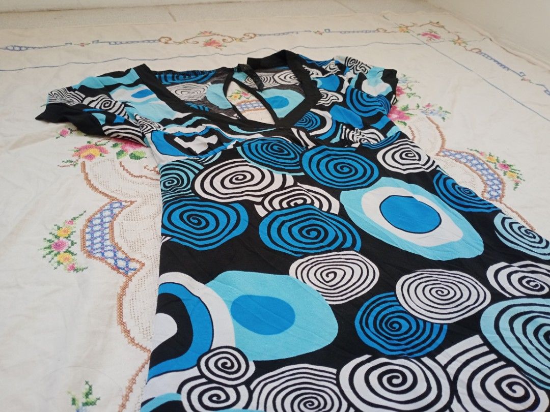 blue and black spiral pattern v neck self tie top (Category: Blouses) located in Binan City. Submitted by shayclothies_ (Listing ID 1470281003, Image 2). Description: 🍄 xxs-m 🍄 no issues/flaws 🍄 strechable (IT'S SO PRETTY AND I FREAKING LOVE ITTTT) 🍄 seller's fave ~ 🍄 fitted and hard to let goooo 😞😞 .