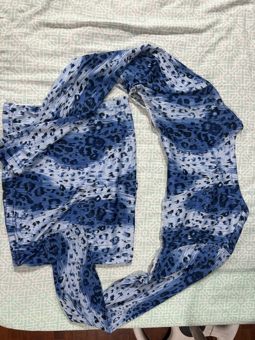 Blue Leopard Print Long Sleeve Crop Top (Category: Longsleeves) located in San Fernando. Submitted by koalashelves (Listing ID 1470172990, Image 1). Description: - Style: Blue leopard print long sleeve crop top - Fit: Cropped and stretchy for ultimate comfort - Styling tip: Looks amazing paired with high-waisted jeans for a casual chic look - Mode of transaction: Shipping or meet-up available (DM to inquire!).