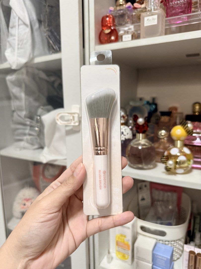 Blush brush (Category: Makeup) located in Bacoor. Submitted by jandeeee (Listing ID 1470196215, Image 1). Description: .