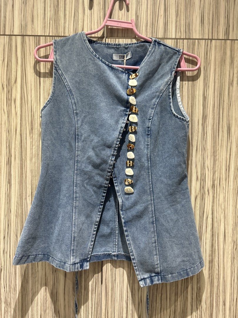 BmwT 17.19 denim top size medium (Category: Sleeveless) located in Pasig City. Submitted by sevyenti (Listing ID 1470262232, Image 1). Description: Medium size.