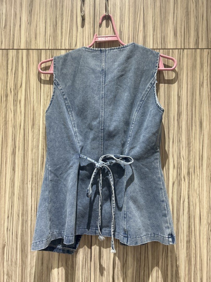 BmwT 17.19 denim top size medium (Category: Sleeveless) located in Pasig City. Submitted by sevyenti (Listing ID 1470262232, Image 2). Description: Medium size.