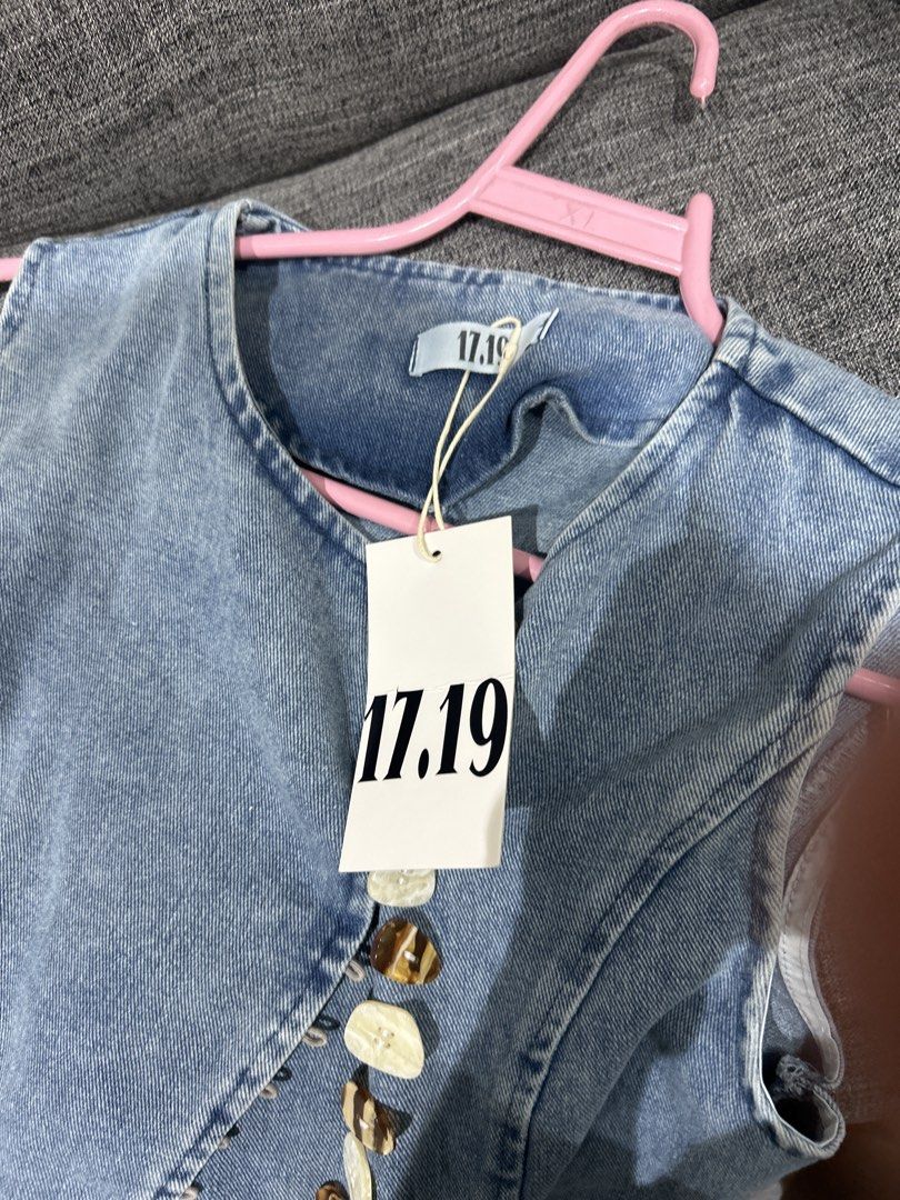 BmwT 17.19 denim top size medium (Category: Sleeveless) located in Pasig City. Submitted by sevyenti (Listing ID 1470262232, Image 3). Description: Medium size.