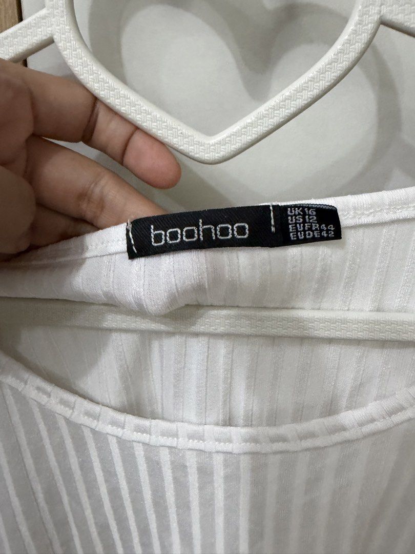 Boohoo White Crop Top (Category: Blouses) located in Pateros City. Submitted by downsizin (Listing ID 1470166325, Image 2). Description: 18 in width x 15 length .