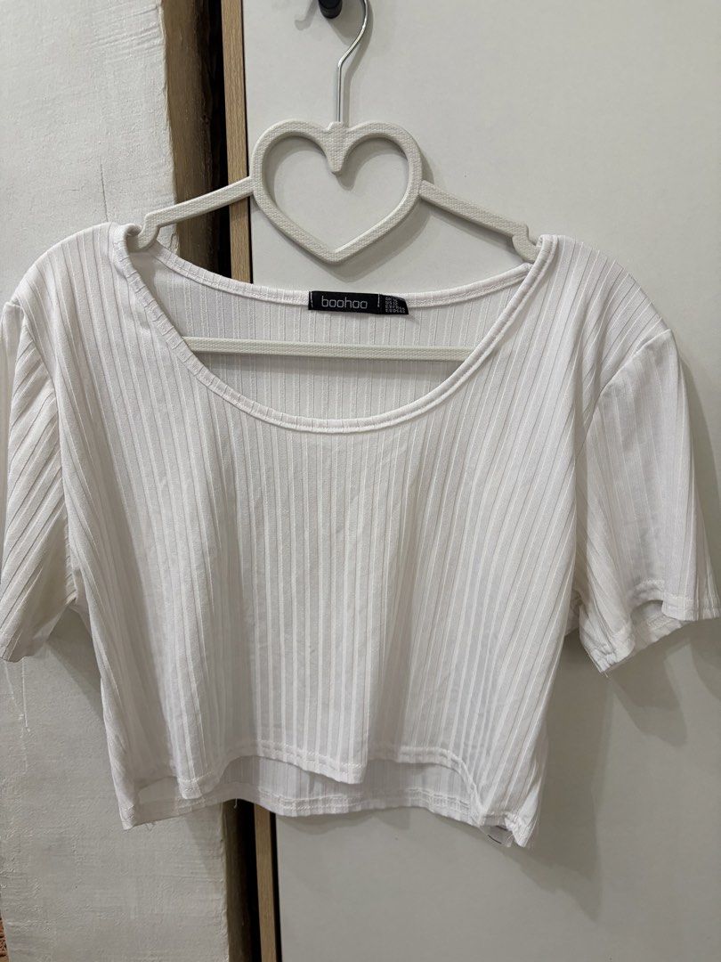 Boohoo White Crop Top (Category: Blouses) located in Pateros City. Submitted by downsizin (Listing ID 1470166325, Image 1). Description: 18 in width x 15 length .