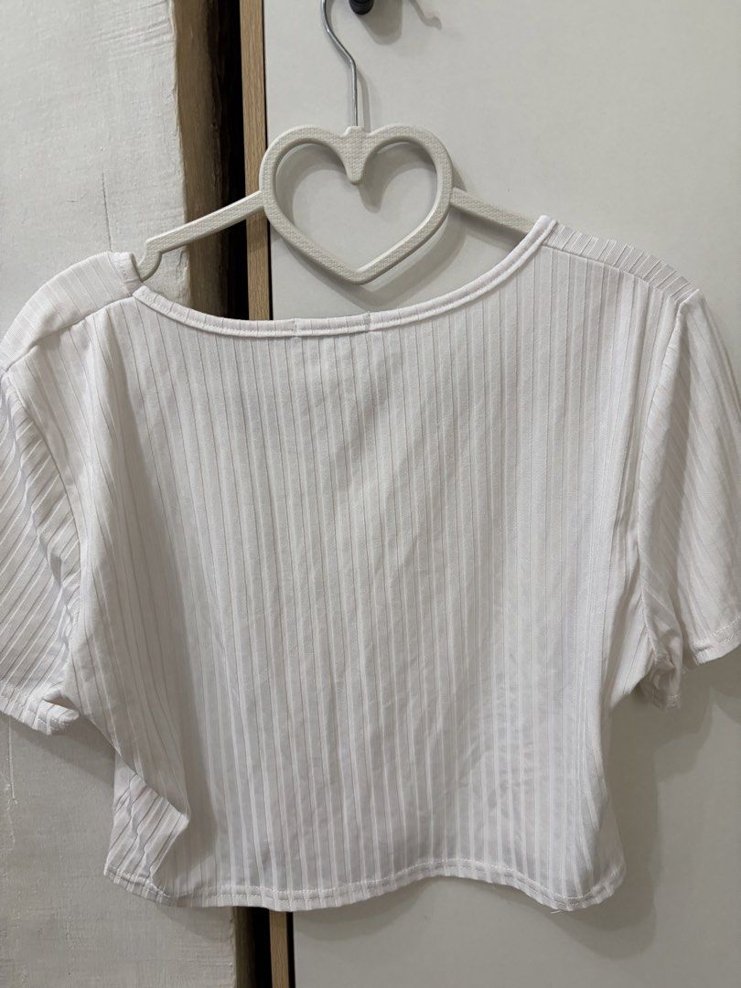 Boohoo White Crop Top (Category: Blouses) located in Pateros City. Submitted by downsizin (Listing ID 1470166325, Image 3). Description: 18 in width x 15 length .