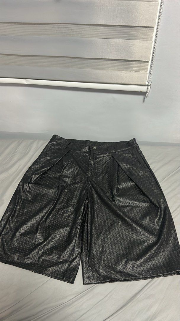 bottega leather vibes short (Category: Shorts) located in Cavite. Submitted by mr.gb4h (Listing ID 1470333380, Image 1). Description: international brand 36-38 waist 26 lenhth .